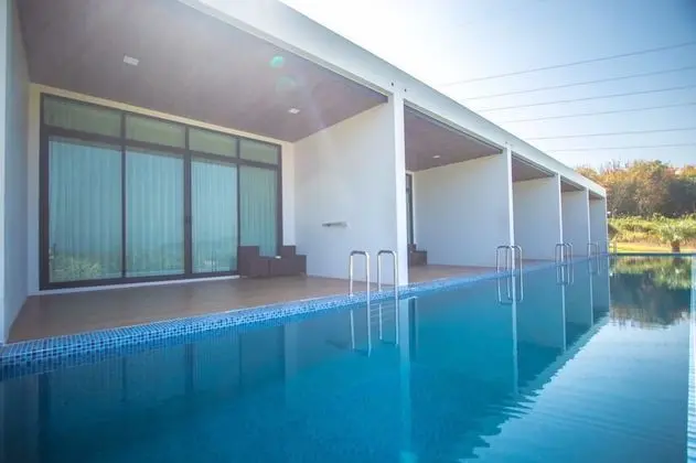 Deluxe Pool Access