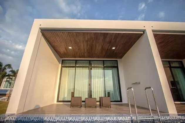 Deluxe Pool Access