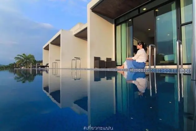 Deluxe Pool Access