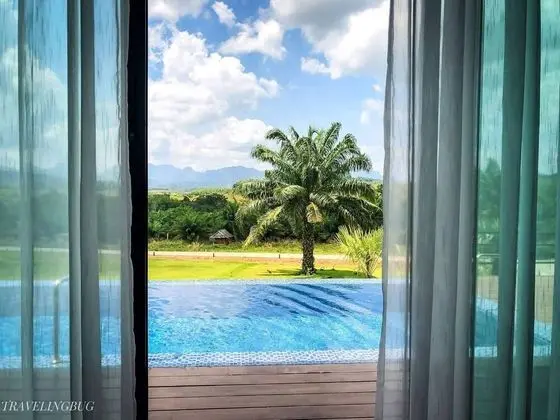 Deluxe Pool Access
