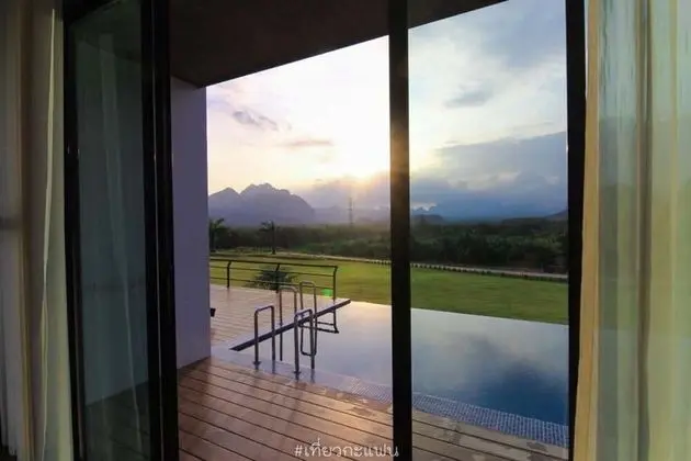 Deluxe Pool Access