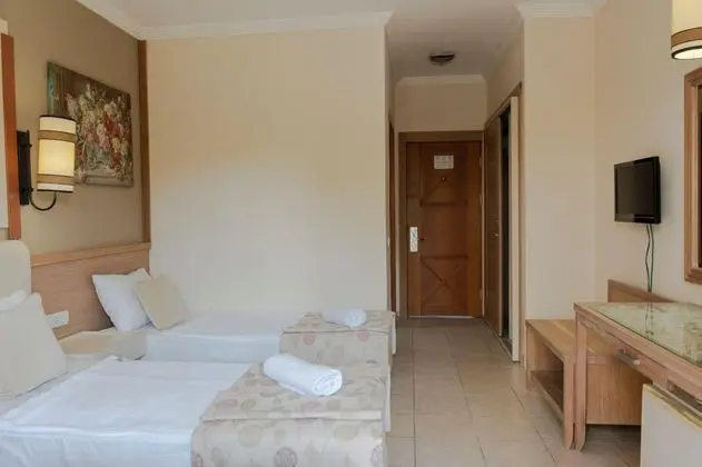 Triple,bahçe Manzaralı,balkonlu