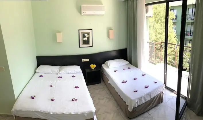 Basic Üç Kişilik Oda, Birden Çok Yatak, Havuz Manzaralı