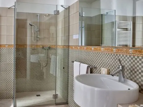 Standard Oda, Göl Manzaralı (Sunlit Essential)