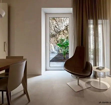 Süit, Ek Bina (Rock, 50 meters away)