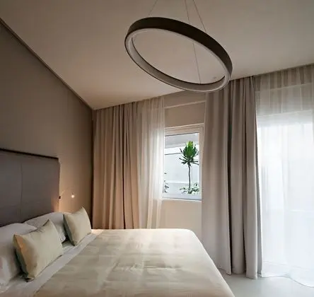 Süit, Ek Bina (Rock, 50 meters away)