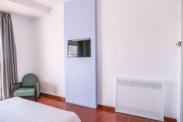 Tek Büyük veya İki Ayrı Yataklı Oda, Havuz Manzaralı