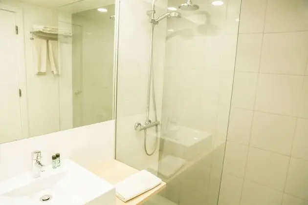 Tek Büyük veya İki Ayrı Yataklı Oda, Havuz Manzaralı