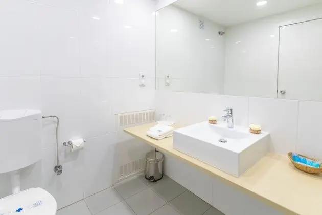 Tek Büyük veya İki Ayrı Yataklı Oda, Havuz Manzaralı