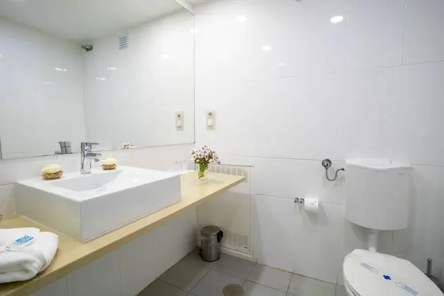 Tek Büyük veya İki Ayrı Yataklı Oda, Havuz Manzaralı