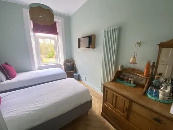 İki Ayrı Yataklı Oda, Ortak Banyo