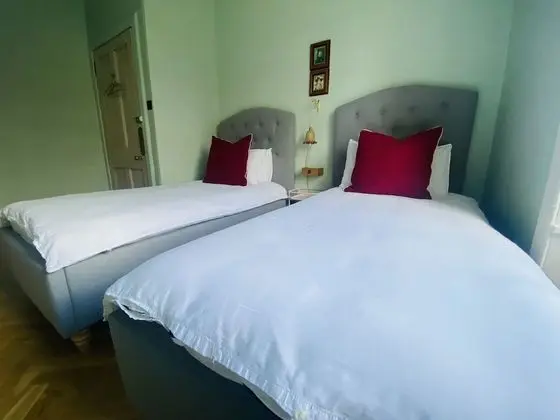 İki Ayrı Yataklı Oda, Ortak Banyo