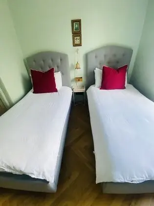 İki Ayrı Yataklı Oda, Ortak Banyo