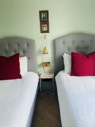 İki Ayrı Yataklı Oda, Ortak Banyo