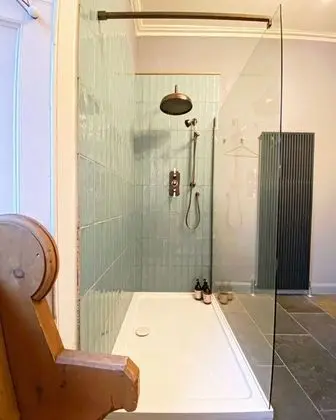 İki Ayrı Yataklı Oda, Ortak Banyo