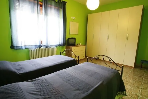 İki Ayrı Yataklı Oda, Ortak Banyo