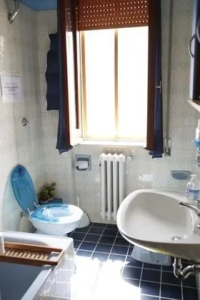 İki Ayrı Yataklı Oda, Ortak Banyo