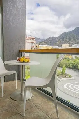 Tek Büyük Yataklı Oda, Balkon, Dağ Manzaralı