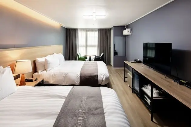 Deluxe Twin Room (Personal Account Access to Netflix)