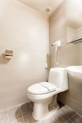 Deluxe Twin Room (Personal Account Access to Netflix)