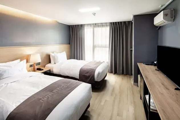 Superior Twin Room (Personal Account Access to Netflix)