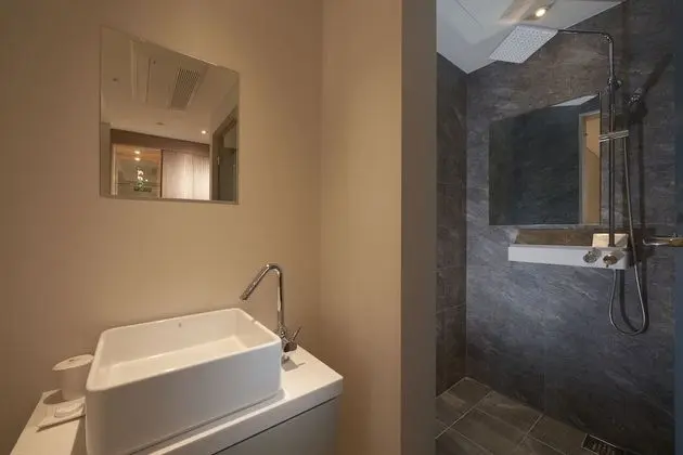 Deluxe Triple Room (more than 3 people, extra person fee 15,000KRW on the spot)
