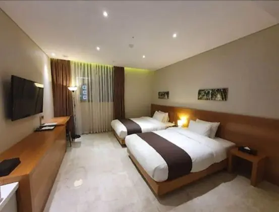 Standard Twin Room, 2 Double Beds (more than 2 people, extra person fee 15,000KRW on the spot)