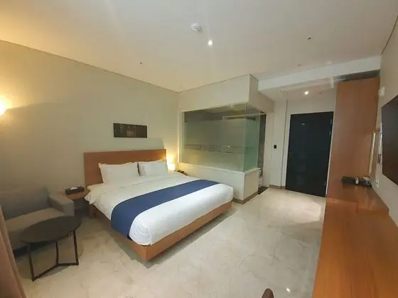 Standard Twin Room, 2 Double Beds (more than 2 people, extra person fee 15,000KRW on the spot)