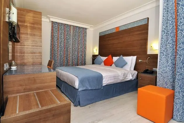 Superior Tek Büyük Yataklı Oda, Balkon, Avlu Manzaralı