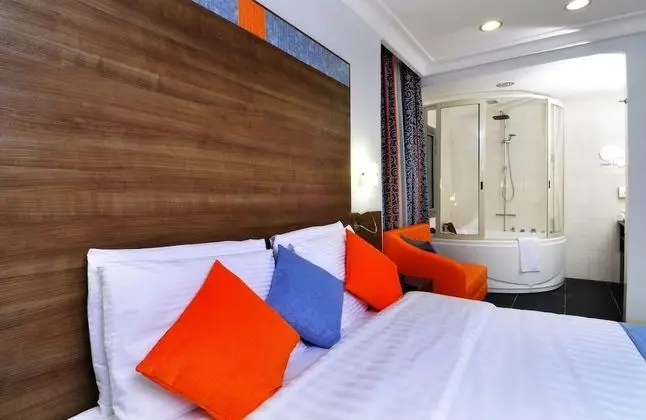 Superior Tek Büyük Yataklı Oda, Balkon, Avlu Manzaralı