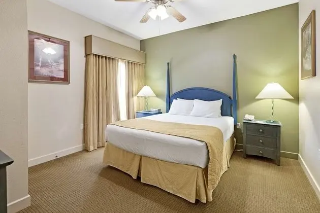 1 Bedroom Golf View 1 Queen Suite