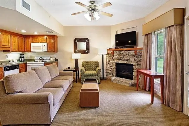 1 Bedroom Golf View 1 Queen Suite