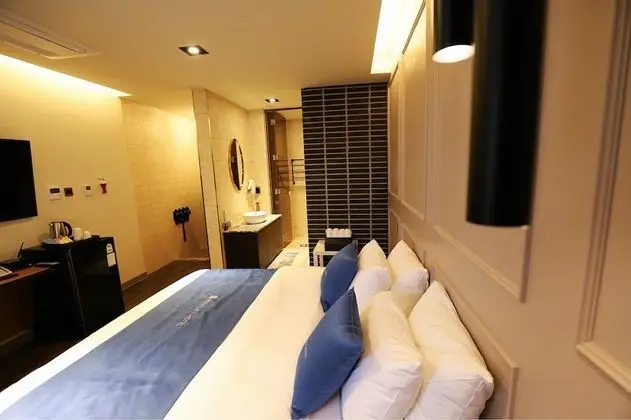 Premium Tek Büyük Yataklı Oda