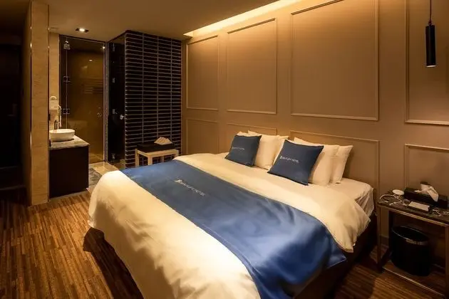 Premium Tek Büyük Yataklı Oda