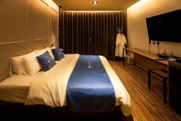 Premium Tek Büyük Yataklı Oda