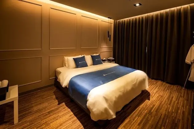 Premium Tek Büyük Yataklı Oda