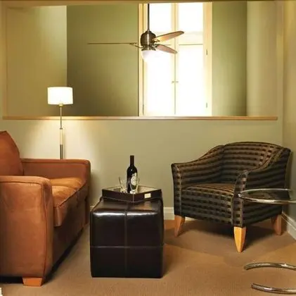 Standard Oda (1 King & Sofa Bed)