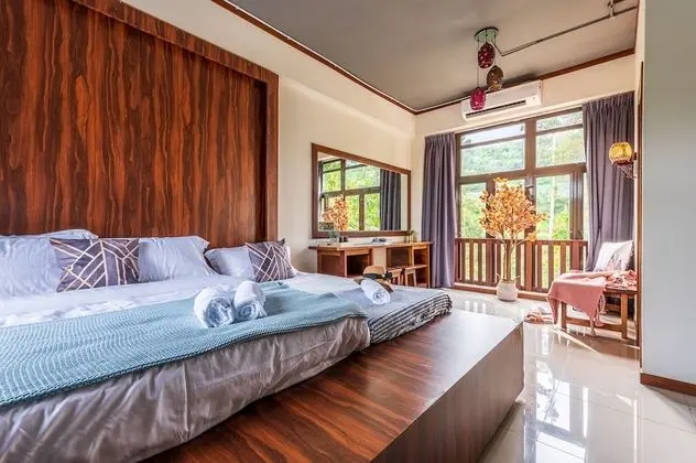 Family Villa (Downhill)