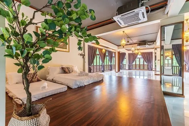 Family Villa (Downhill)