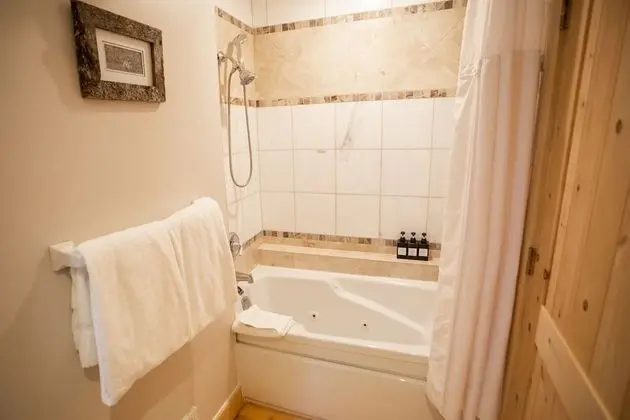 1st Floor, King Bed 2