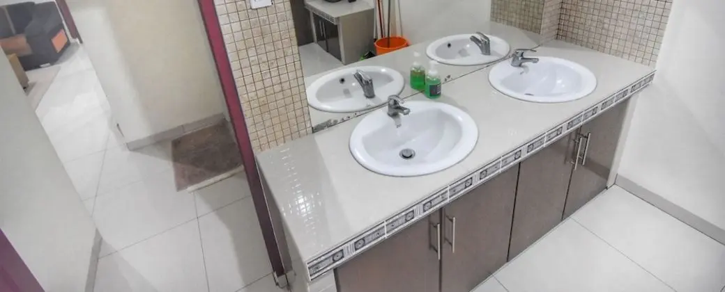Standard Oda, 1 Büyük (Queen) Boy Yatak, Ortak Banyo