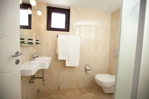 Tek Büyük Yataklı Oda (Shared Balcony)