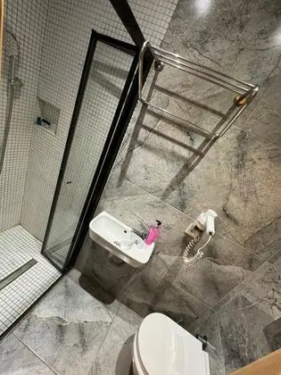 Çift Kişilik, Sokak Manzaralı