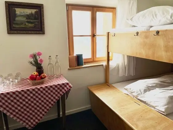 Ortak Ranzalı Oda, Ortak Banyo