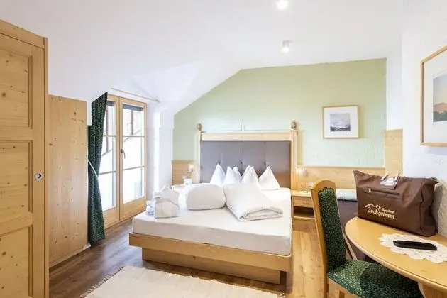 Tek Büyük Yataklı Oda, Balkon, Dağ Manzaralı