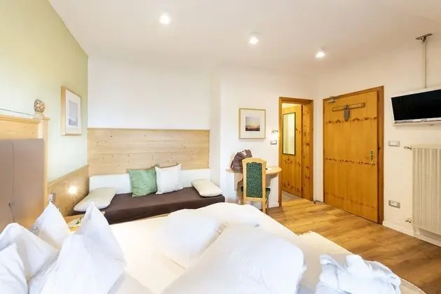 Tek Büyük Yataklı Oda, Balkon, Dağ Manzaralı