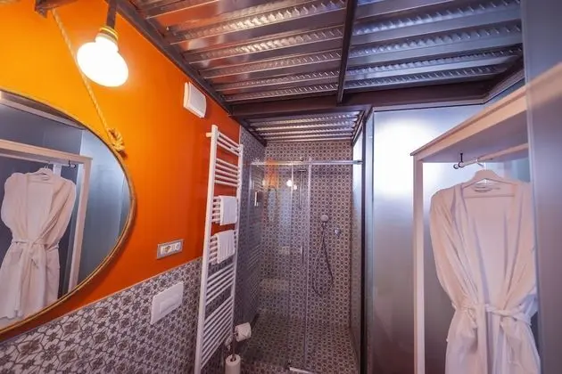 Deluxe Dört Kişilik Oda, Banyolu/Duşlu