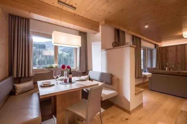 Apart Daire, Ek Bina