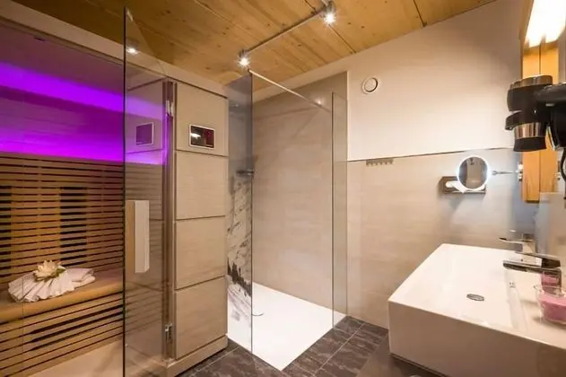 Apart Daire, Ek Bina