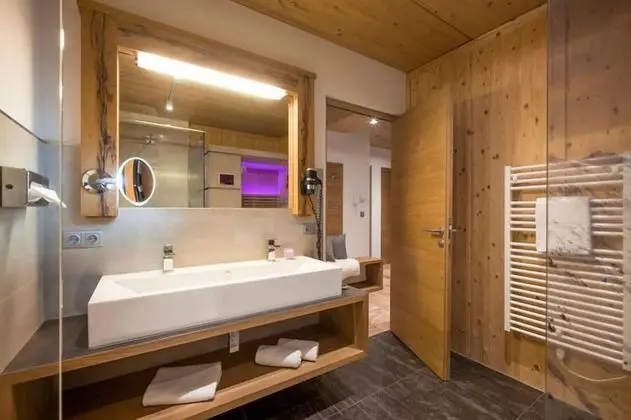 Apart Daire, Ek Bina